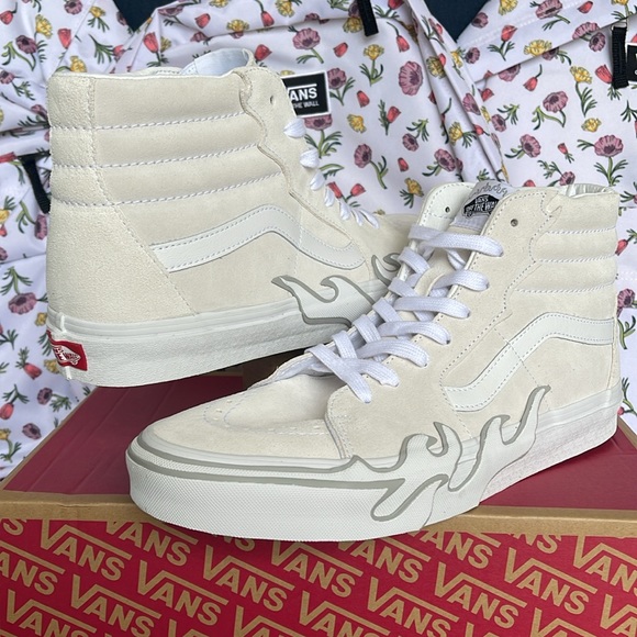 Vans Men’s Sk8-Hi Flame
Suede White/White
VN0005UJWWW
Sneakers - Picture 9 of 16